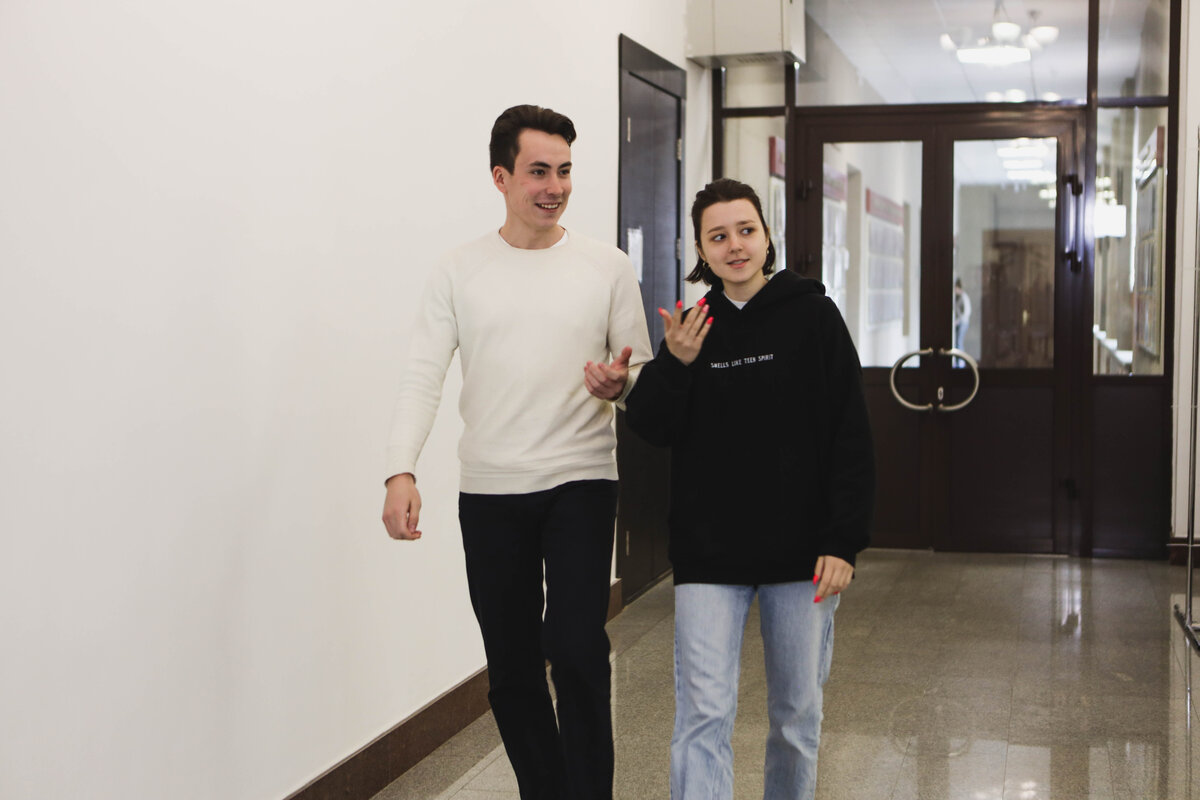 Цвет джинсов будет крайне важным атрибутом в наступающем сезоне. Предпочтение будет отдаваться темным тонам