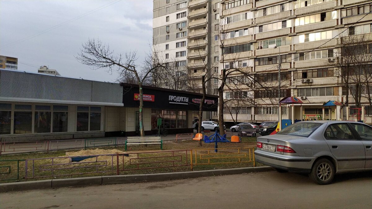 Почта потеснилась и открылись магазины в Москве (фото автора)