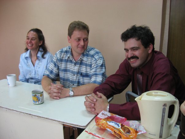 Глеб (в центре) с Е.Е. Жуковой и А.М. Порецким на чаепитии в конце четверти.