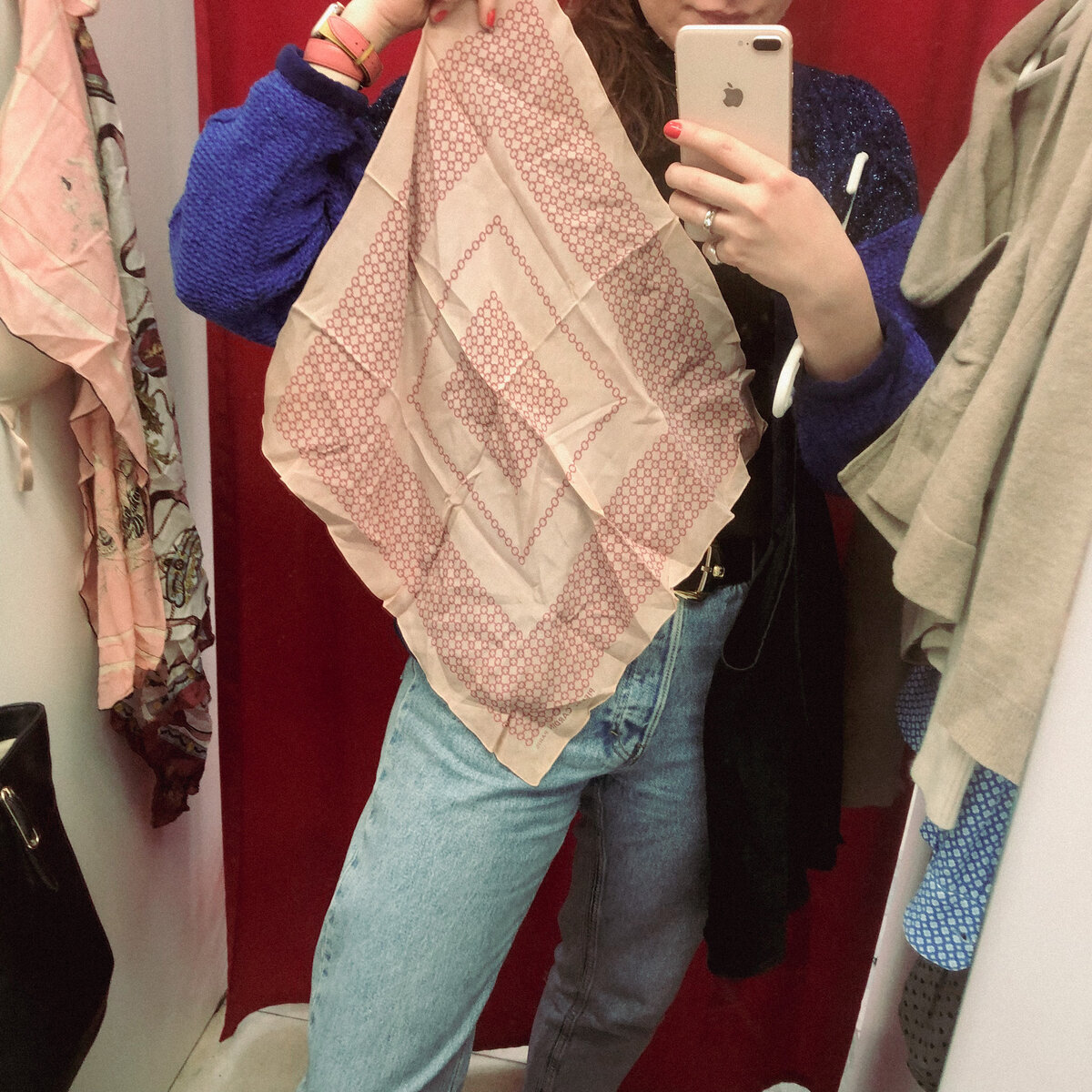 На нем были небольшие пятна, на подобной ткани иногда сложно поддаются пятна, особенно "несвежие" пятна с долгой историей