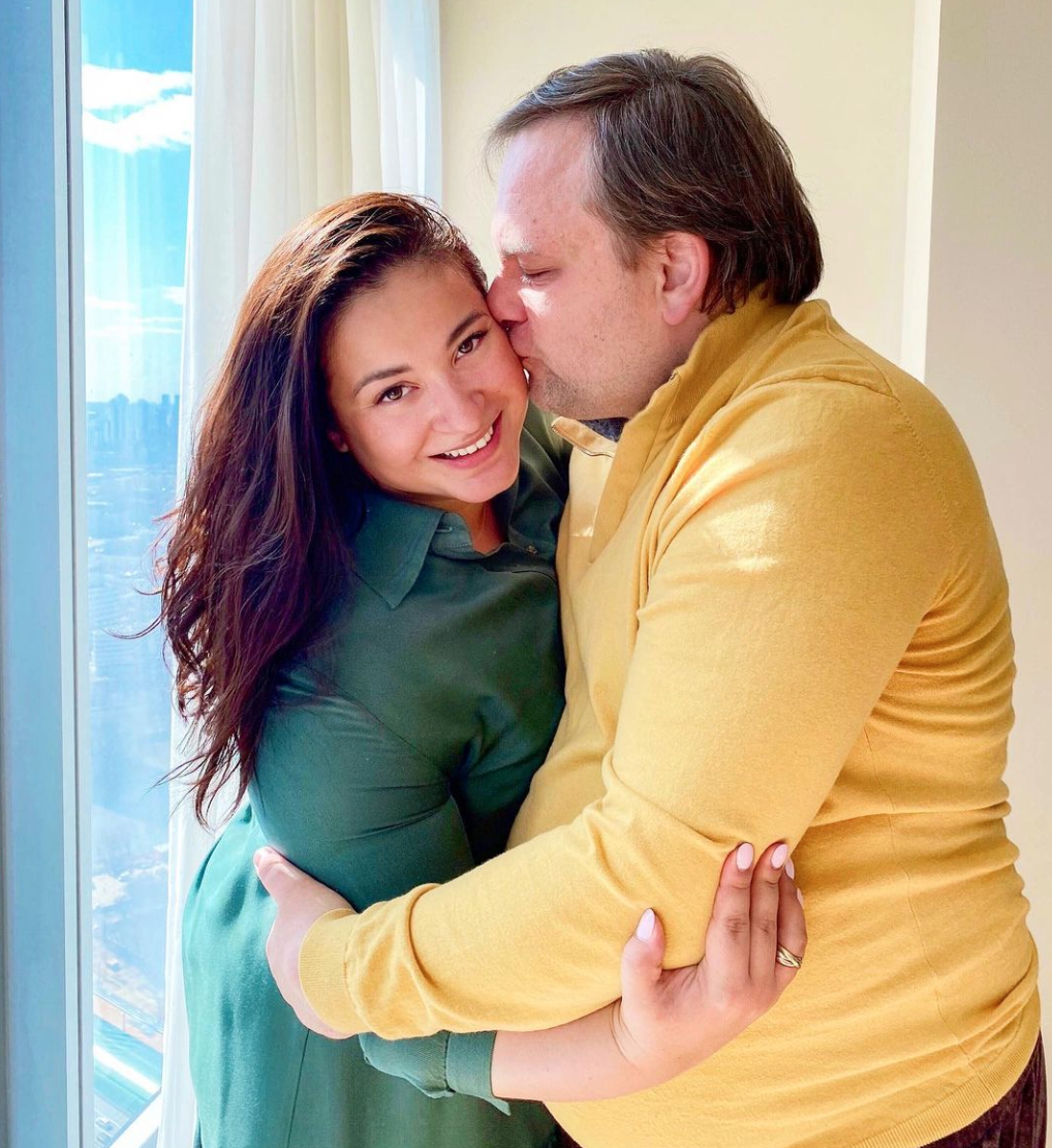 Добрый день. Меня зовут Вика, я — семейный психолог, телеведущая, автор книг «Это же ребенок» и «Это же любовь» и мама троих детей. Добро пожаловать на мой канал!