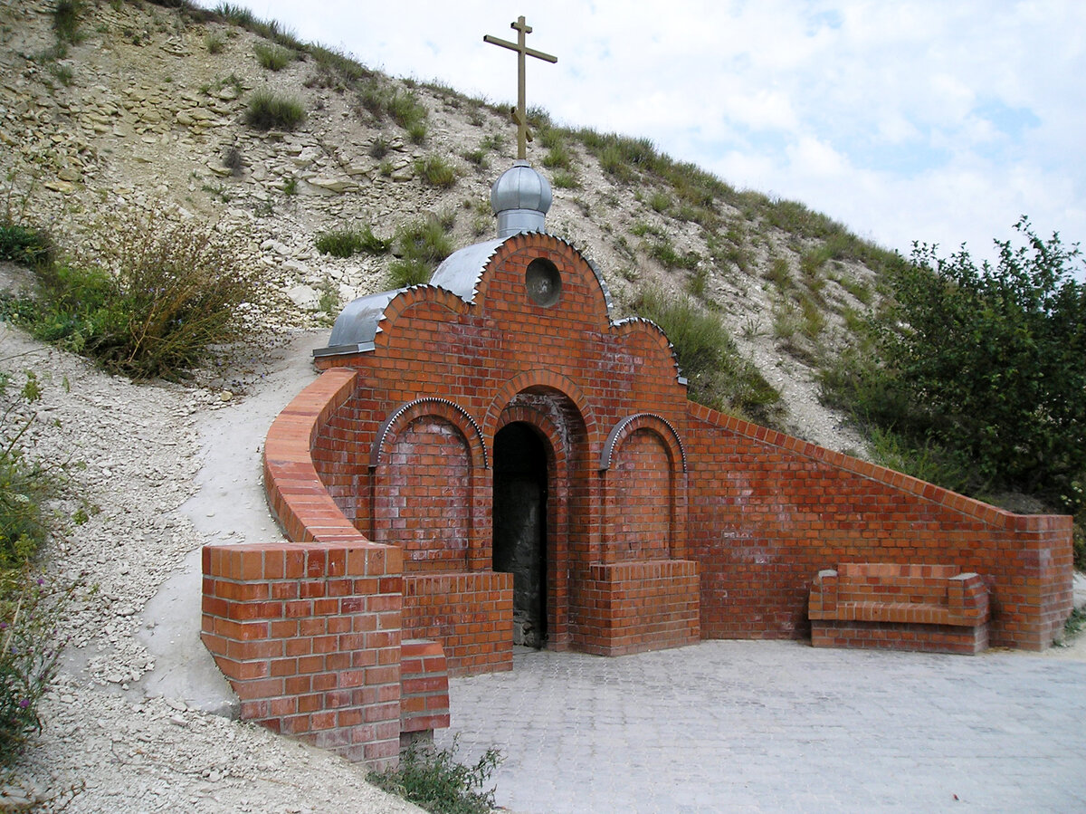 Вход в пещеры. Ольховка, меловые горы. Фото автора.