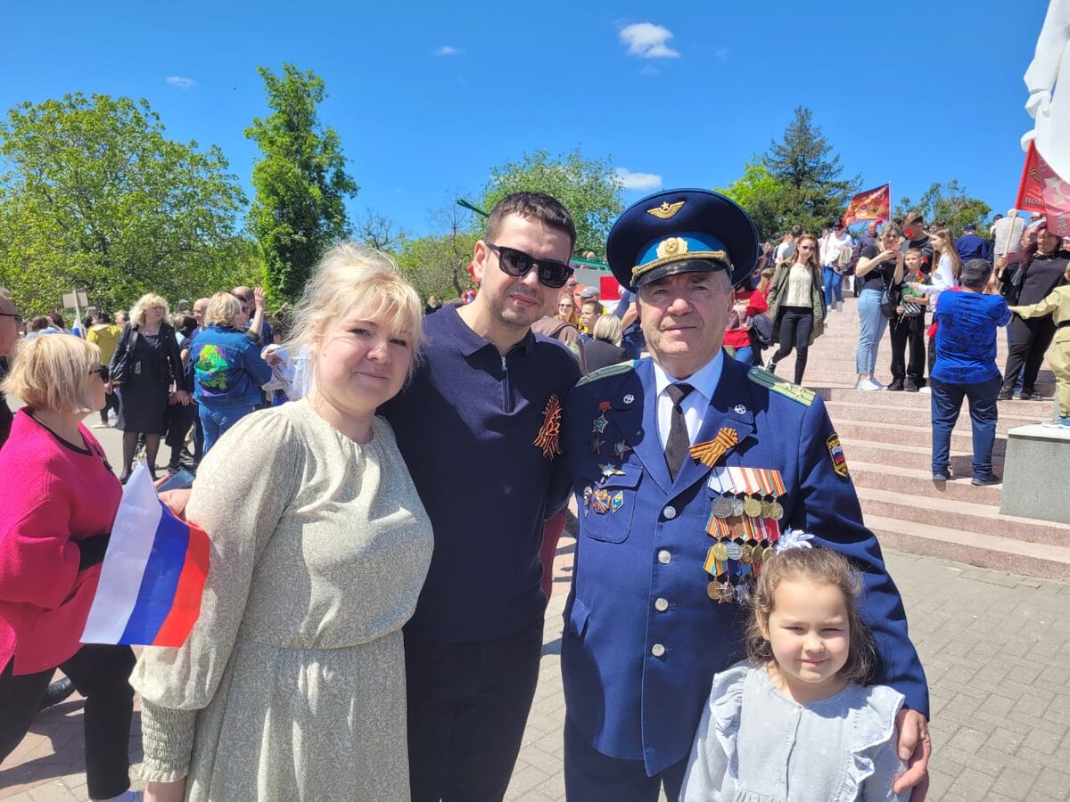 В День Победы посетили мемориальный комплекс "Сопка Героев" в Крымском районе Краснодарского края и возложили цветы в память о погибших советских воинах