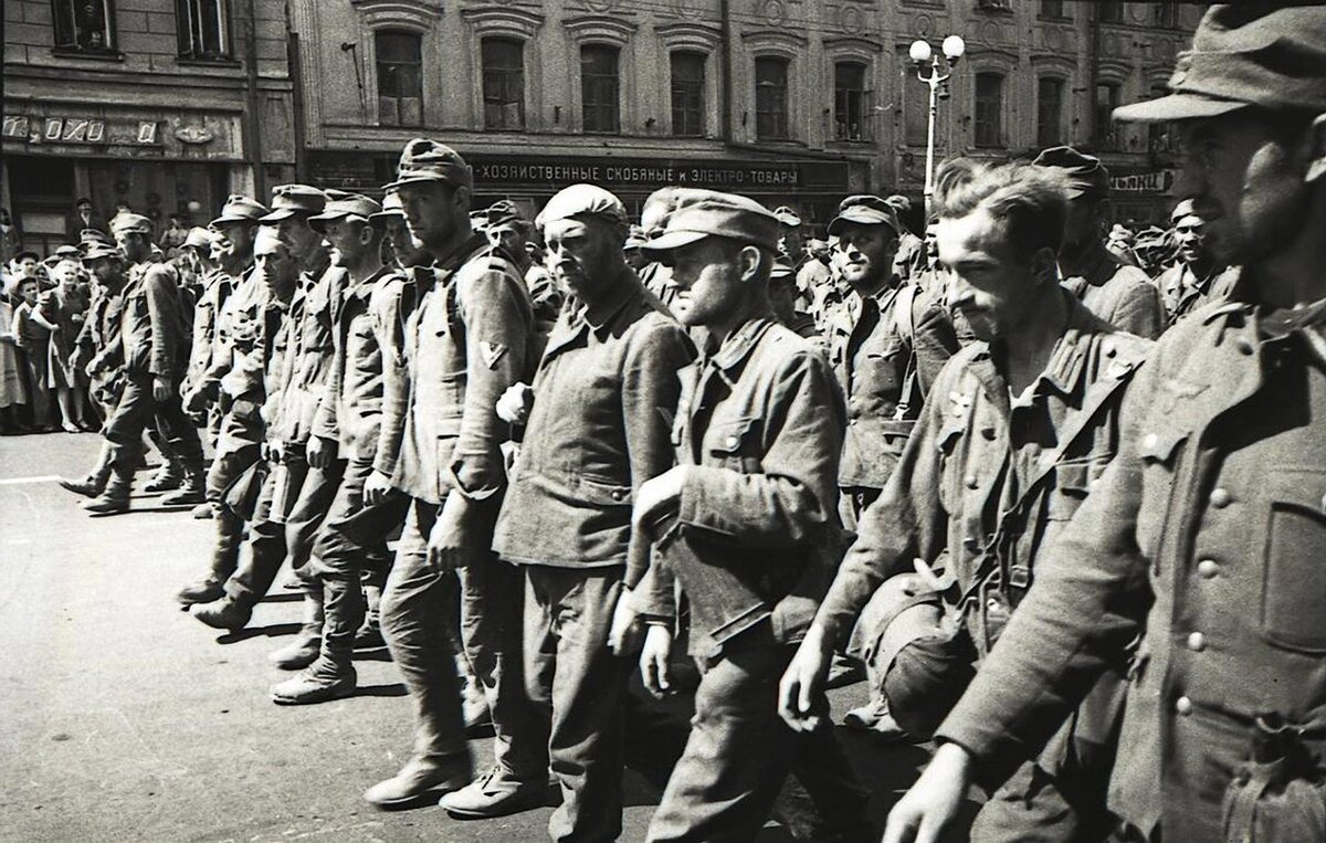 "Парад побежденных" (марш немецких военнопленных по Москве) 1944 г. Кое-кто это забыл...