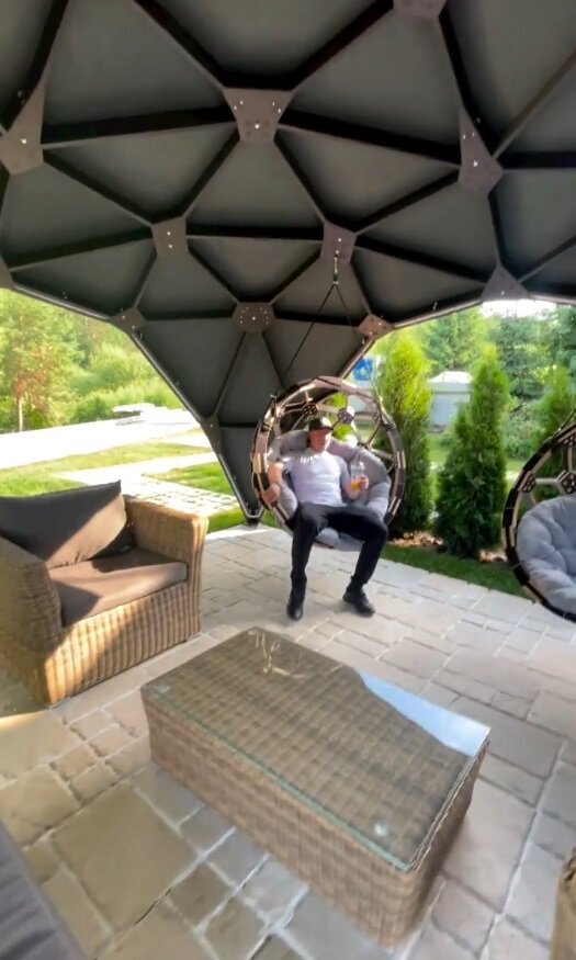 Евгений Плющенко отдыхает.