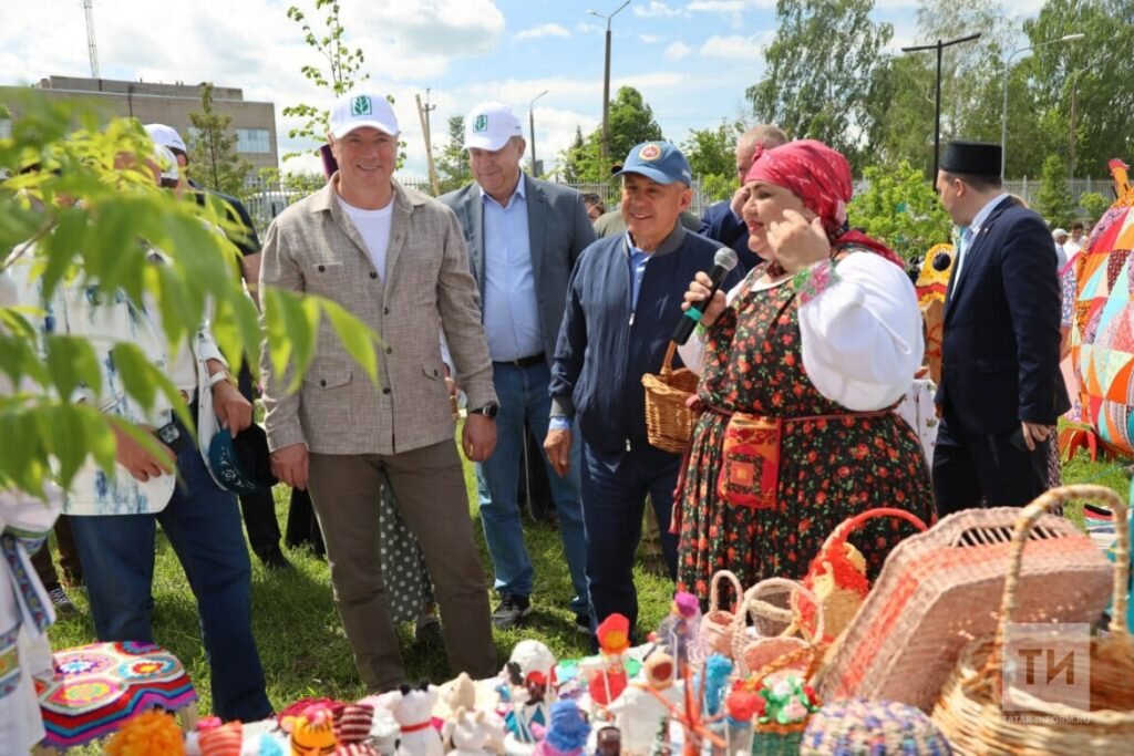 Так Богомаза и вице-премьера Хуснуллина встречали на недавнем Сабантуе в Татарстане. Но чем Новозыбков-то хуже?..