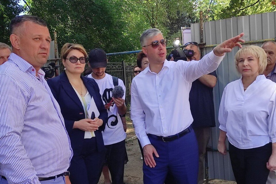     Алексей Логвиненко проинспектировал ход ведения ремонтных работ в школах города. Анастасия ТАЛЫЗИНА