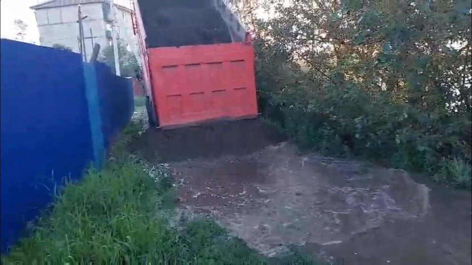     Воду стараются не пустить к домам при помощи отсыпки  Кадр видео
