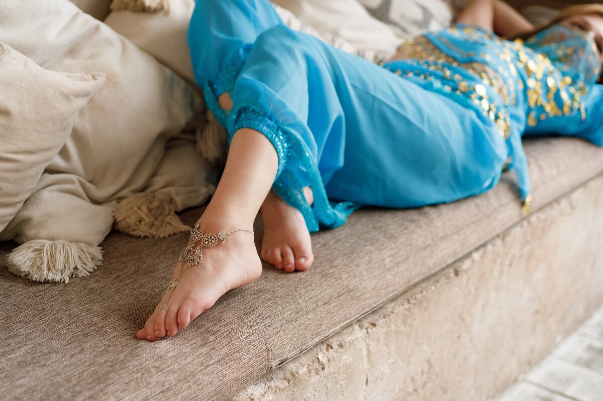     Как сделать девушке массаж стоп?