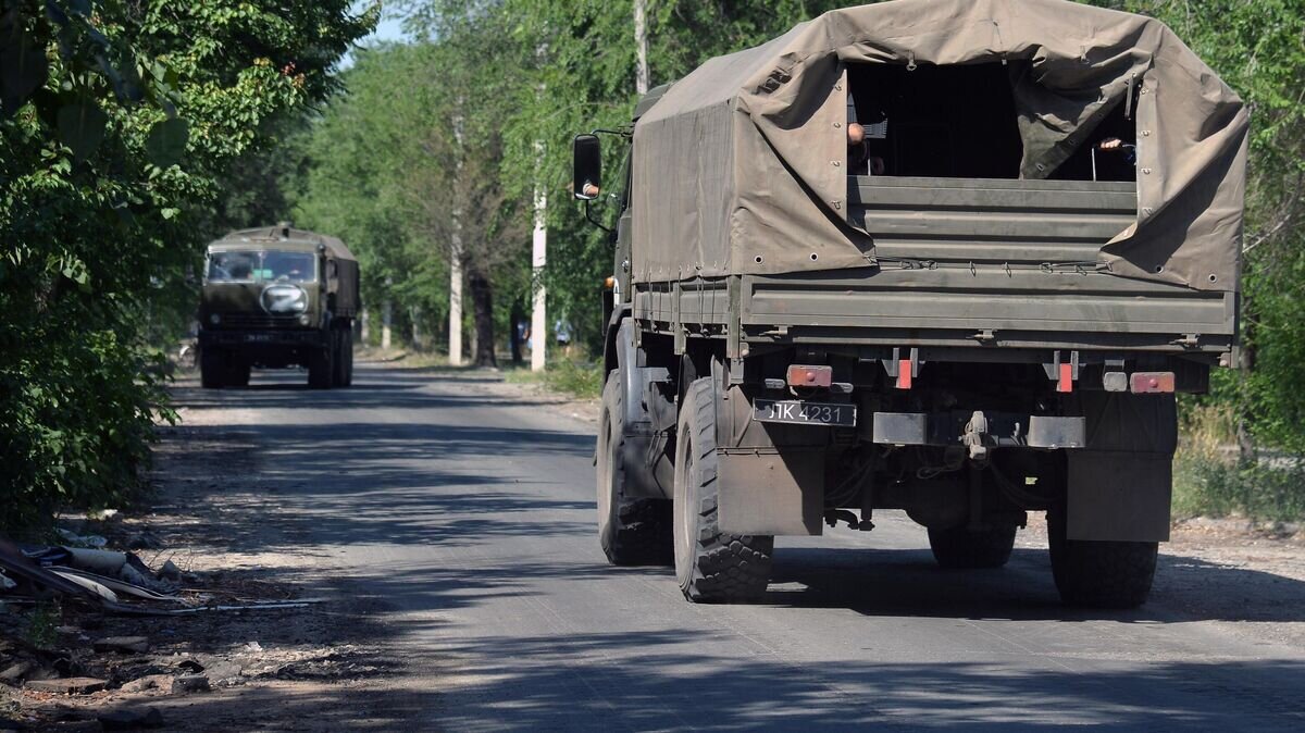    Автомобили с мирными жителями во время эвакуации, организованной бойцами военной комендатуры Северодонецка совместно с военными ЛНР© РИА Новости / Виктор Антонюк