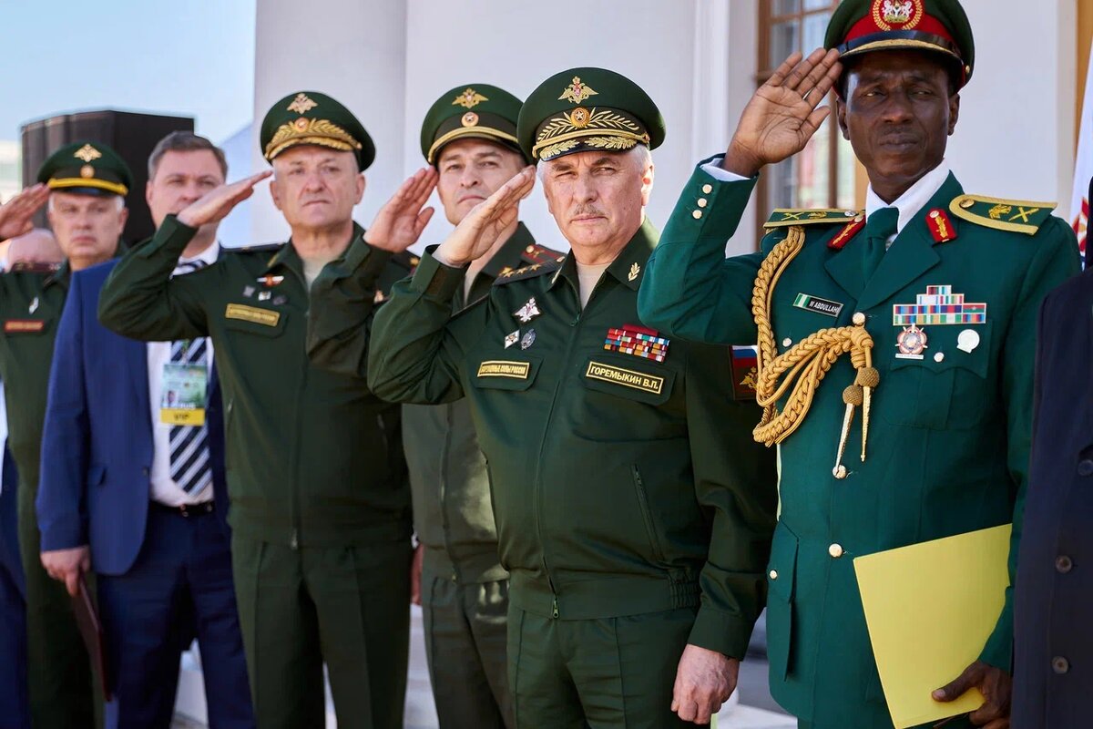 Генерал-полковник Виктор Горемыкин (второй справа) на церемонии открытия Игр