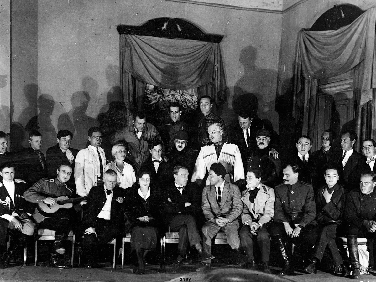 М.А.Булгаков с участниками спектакля «Дни Турбиных»