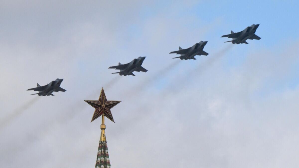    Истребители-перехватчики МиГ-31И с гиперзвуковым авиационным ракетным комплексом "Кинжал" © РИА Новости / Илья Питалев