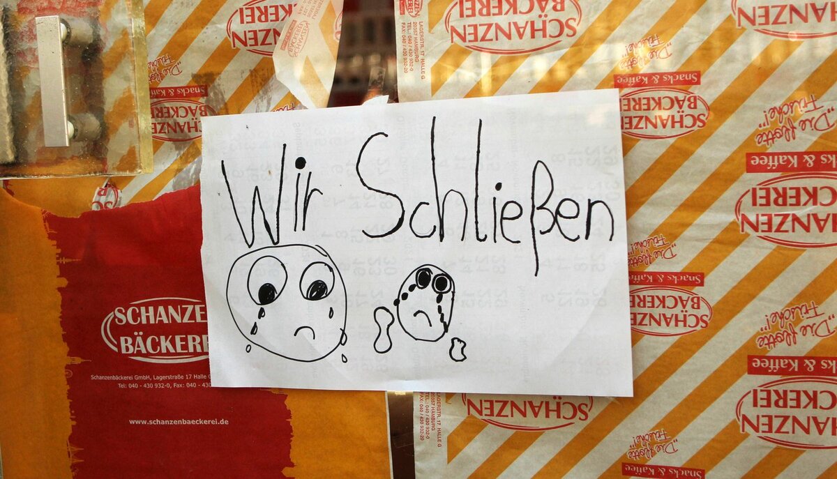 Объявление о закрытии пекарни в Гамбурге // Spiegel: "Низкие зарплаты, скупые покупатели, конкуренция в отрасли: все больше и больше пекарен закрывается. Профсоюзный деятель Петер Стерлинг объясняет причины".