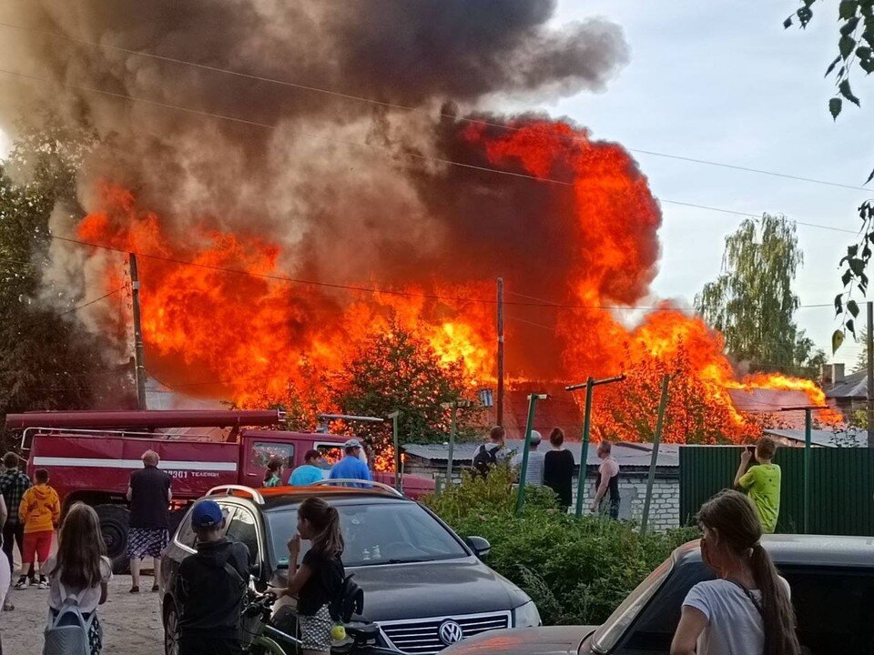     Огонь мог перекинуться на соседние жилые дома.  ГУ МЧС по Нижегородской области