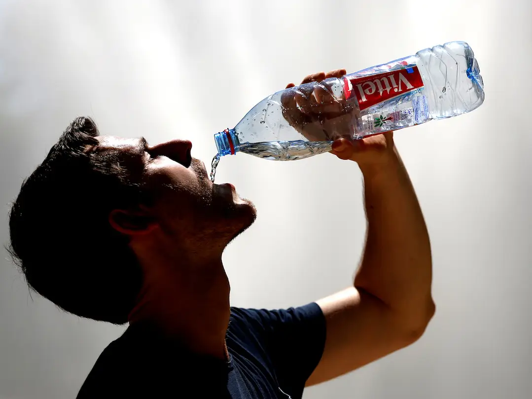 Отравился минералкой. Мужчина с минералкой. Алкоголь и вода. Drinking Water. Алкоголь и обезвоживание.