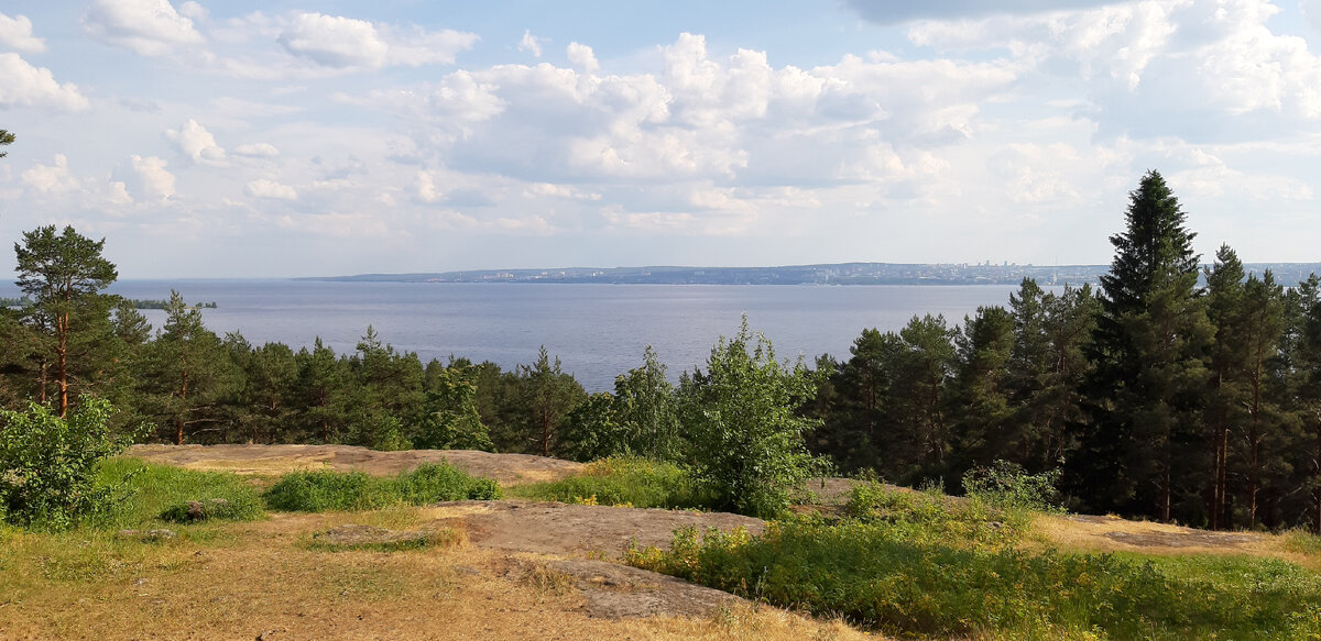 Вид  с  горы на Онежское озеро