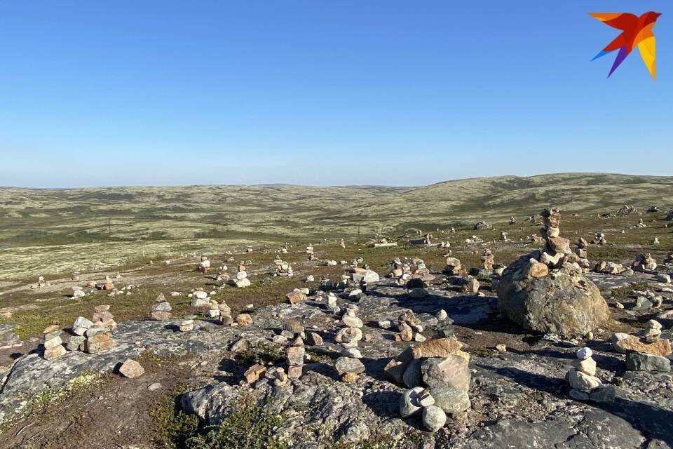     Пирамидки из камней можно встретить по дороге в Териберку. Мария ПАШЕНКОВА