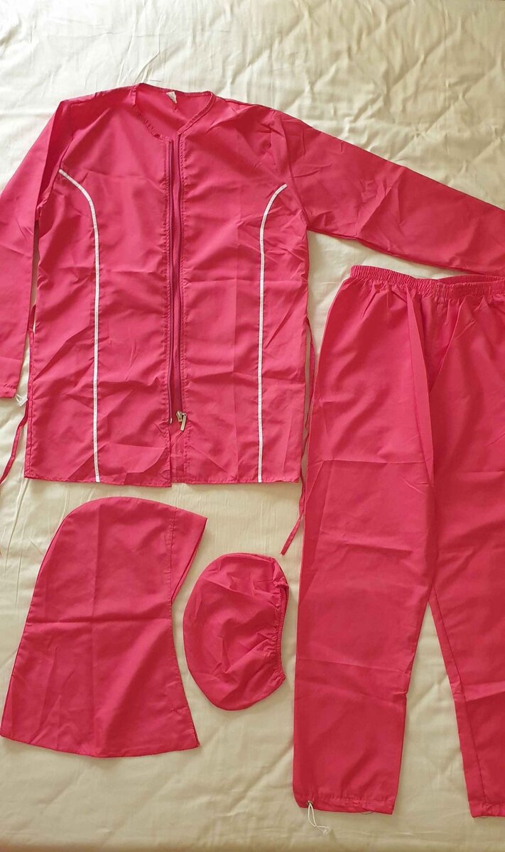 Такие комплекты тоже продаются под видом буркини. Явно, что ткань из которой они сшиты совсем не такая, как у обычного купальника, а больше подходит для ветровки, которую носят в дождливую погоду.