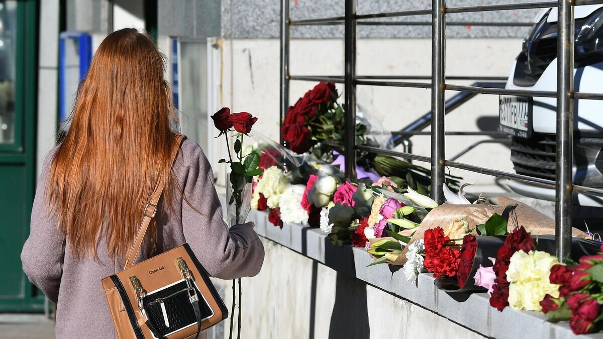    Девушка несет цветы в память о королеве Елизавете II к зданию посольства Соединенного королевства Великобритании и Северной Ирландии в Москве© РИА Новости / Максим Блинов