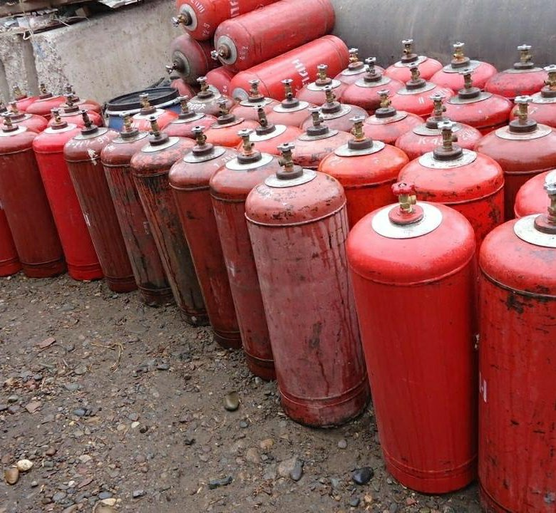 Использованные газовые баллоны, готовые к списанию