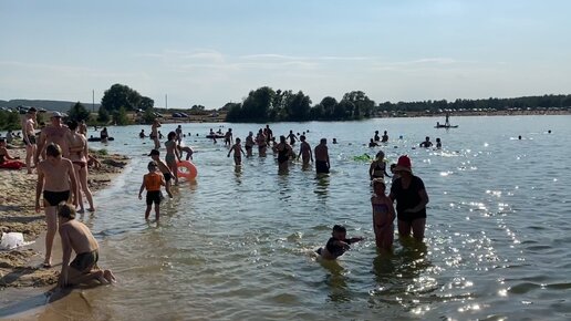 Последние жаркие дни лета. Белопесоцкий карьер под городом Ступино в Подмосковье. Пляж где очень много отдыхающих