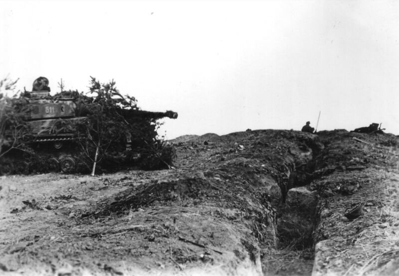 Замаскированный немецкий танк Pz. Kpfw. IV Ausf. G из состава 5-й танковой дивизии вермахта (5. Panzer-Division) около траншеи в Курляндском котле.