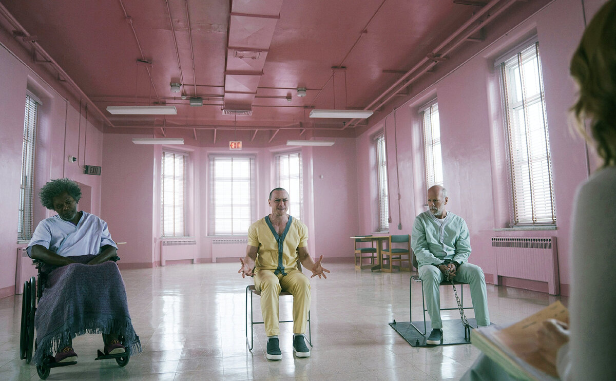 Кадр из фильма «Стекло», 2019 год. Фото с сайта https://birdinflight.com/ru/mir/20220120-baker-miller-pink.html