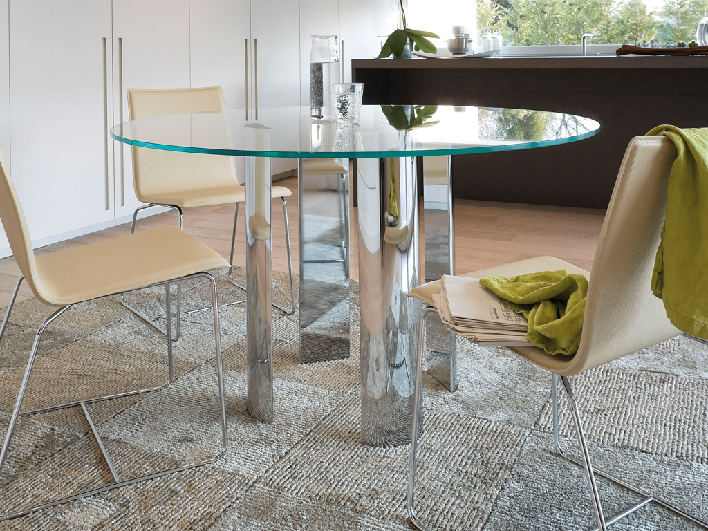 Стеклянный стол на кухне — дизайн