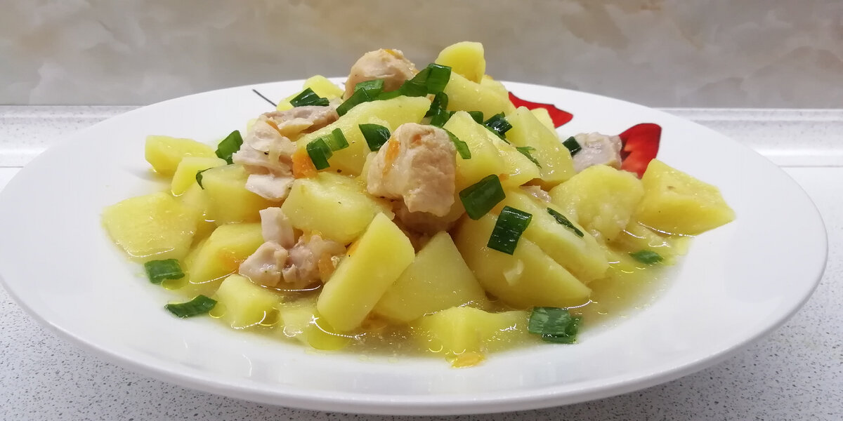 Картофель, тушеный с курицей и сметаной