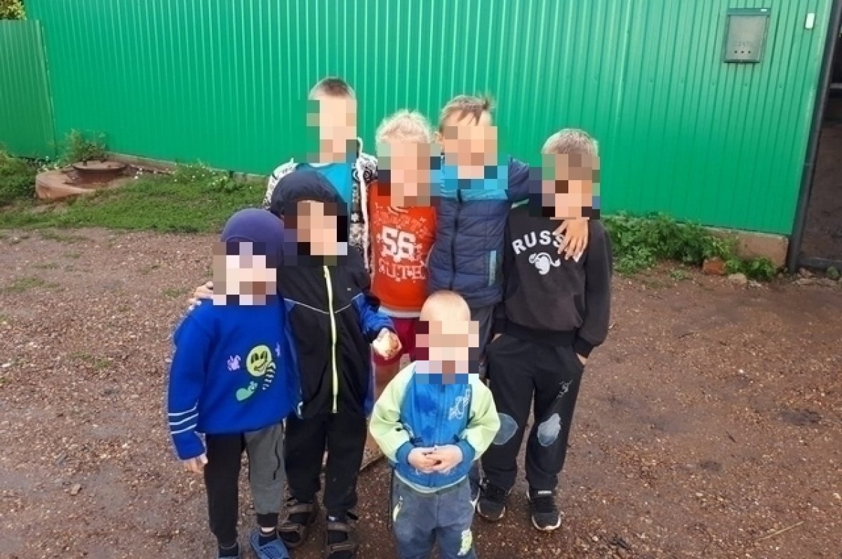    Отец успел вытащить двоих малышей, а сам с женой и пятью детьми погиб.