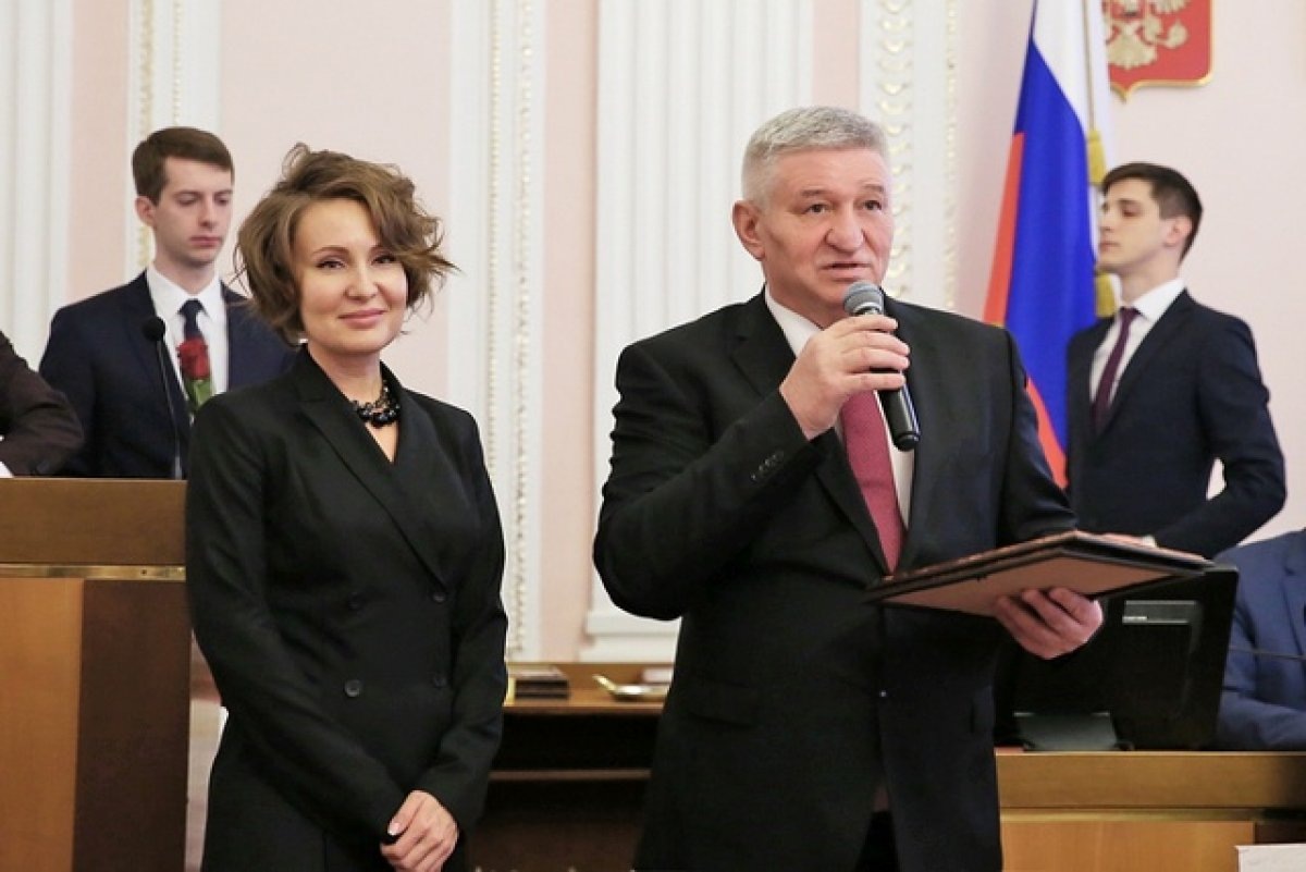    Подозреваемую в мошенничестве чиновницу из Оренбурга наградили в Ставрополе