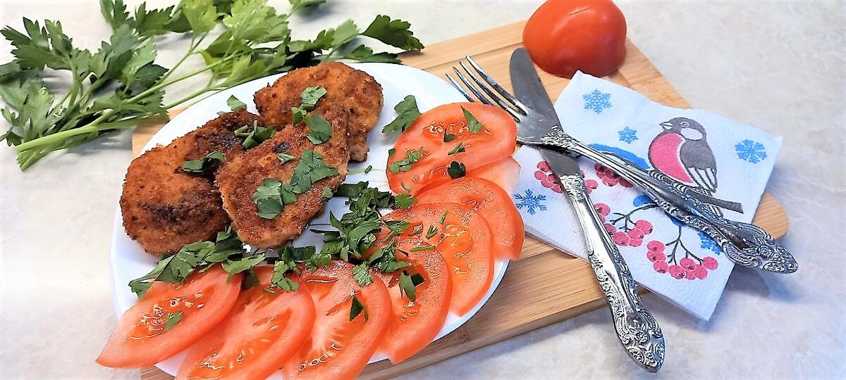 Куриное филе в сухарях на сковородке.
