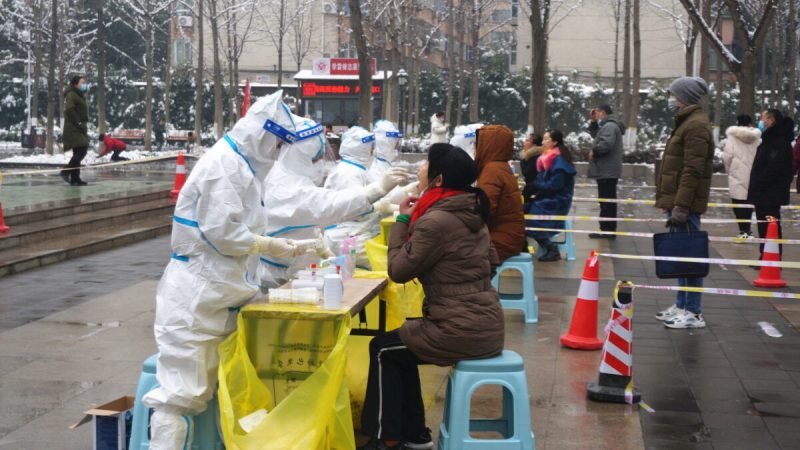 Забор мазков во время обследования на COVID-19 в Чжэнчжоу, провинция Хэнань, 1 ноября 2022 года. (Chinatopix Via AP)S