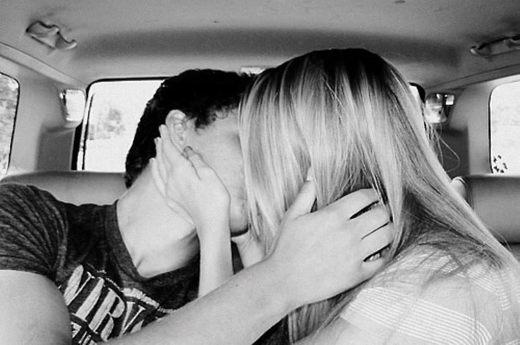 Как в машине парень целует девушку фото