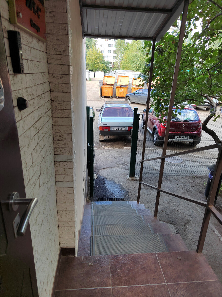 Вход в офис.