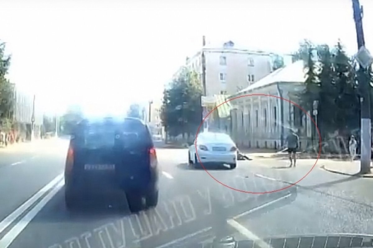    На видео попал момент ДТП с пешеходом, перебегающим дорогу в Твери (18+)