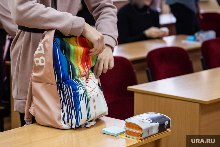    Учителя не имеют права собирать деньги со школьников для закупки учебников, напоминает Госдума