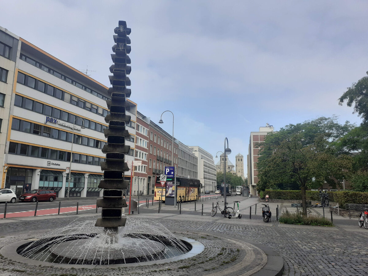 На заднем плане романская церковь Святого Гереона и сама улица тоже Гереона