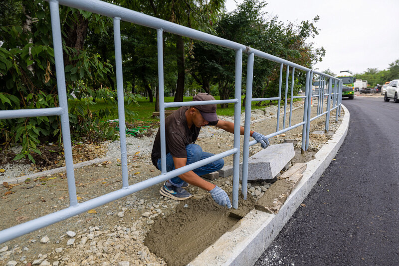 Новые дорожные ограждение. Улица Волжская. Владивосток
