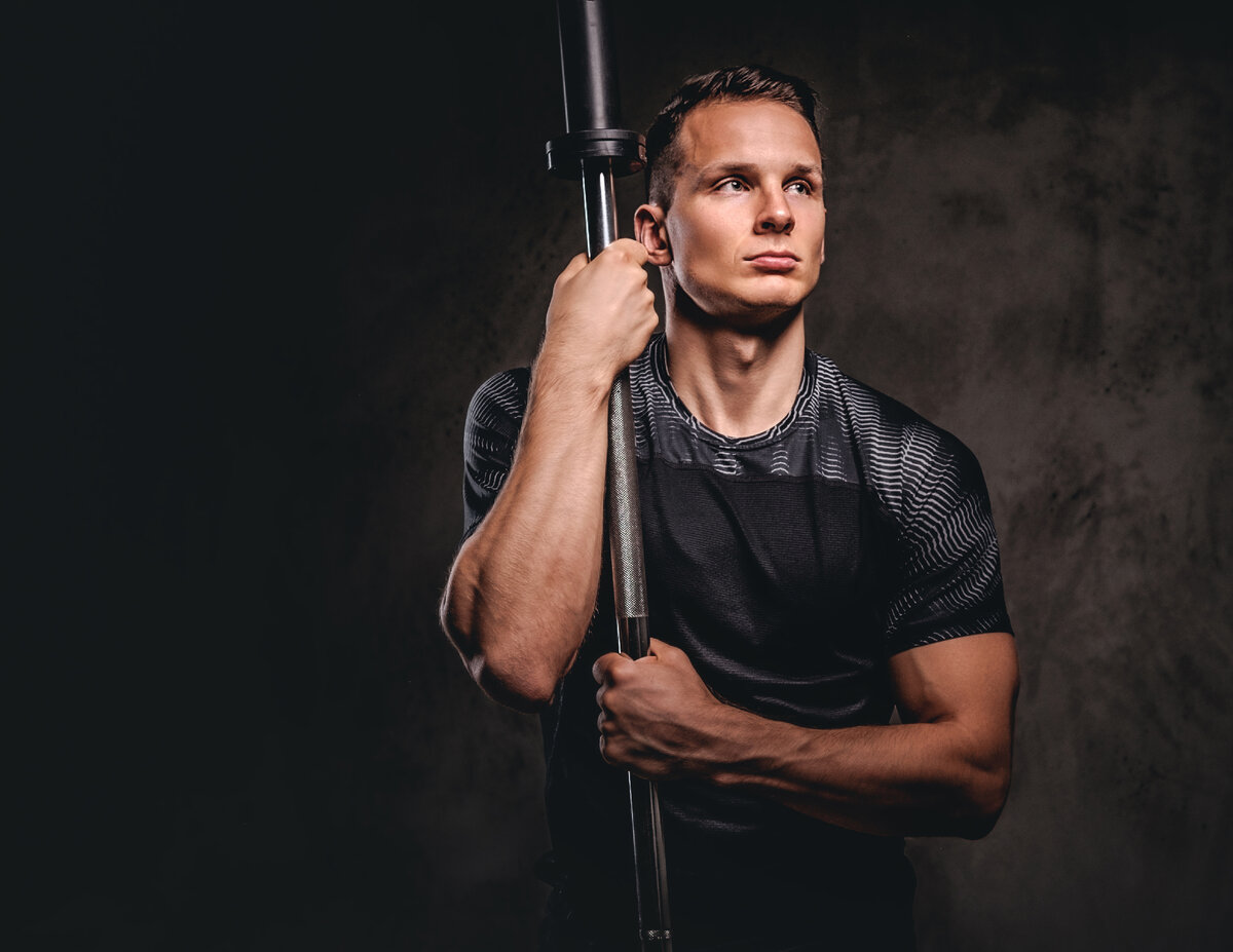 Парень с грифом от штанги