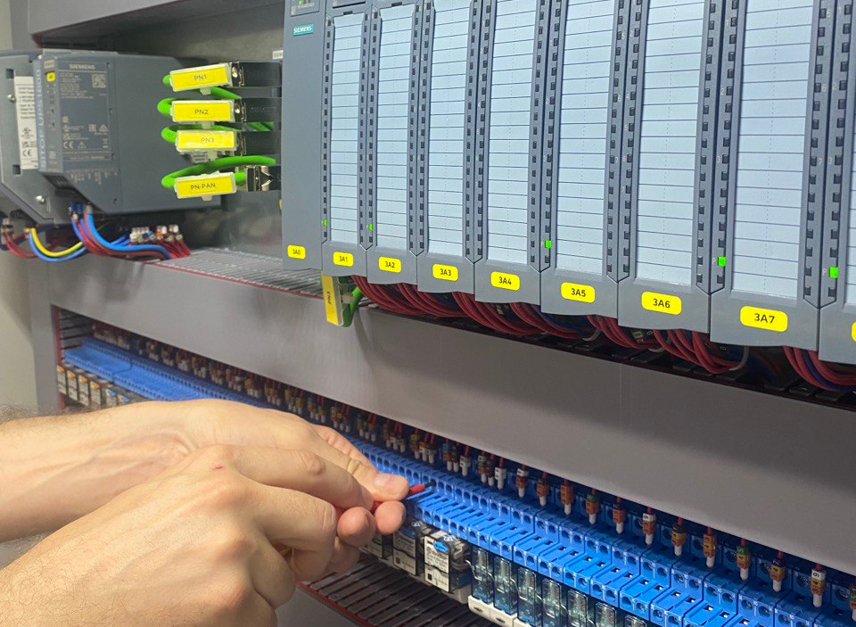 Электромонтажные работы с программируемым контроллером