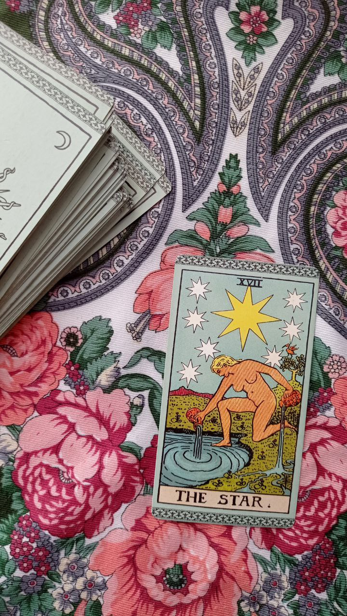 Таро Райдера-Уэйта, старший аркан Звезда. Ответ на вопрос о получении повестки.