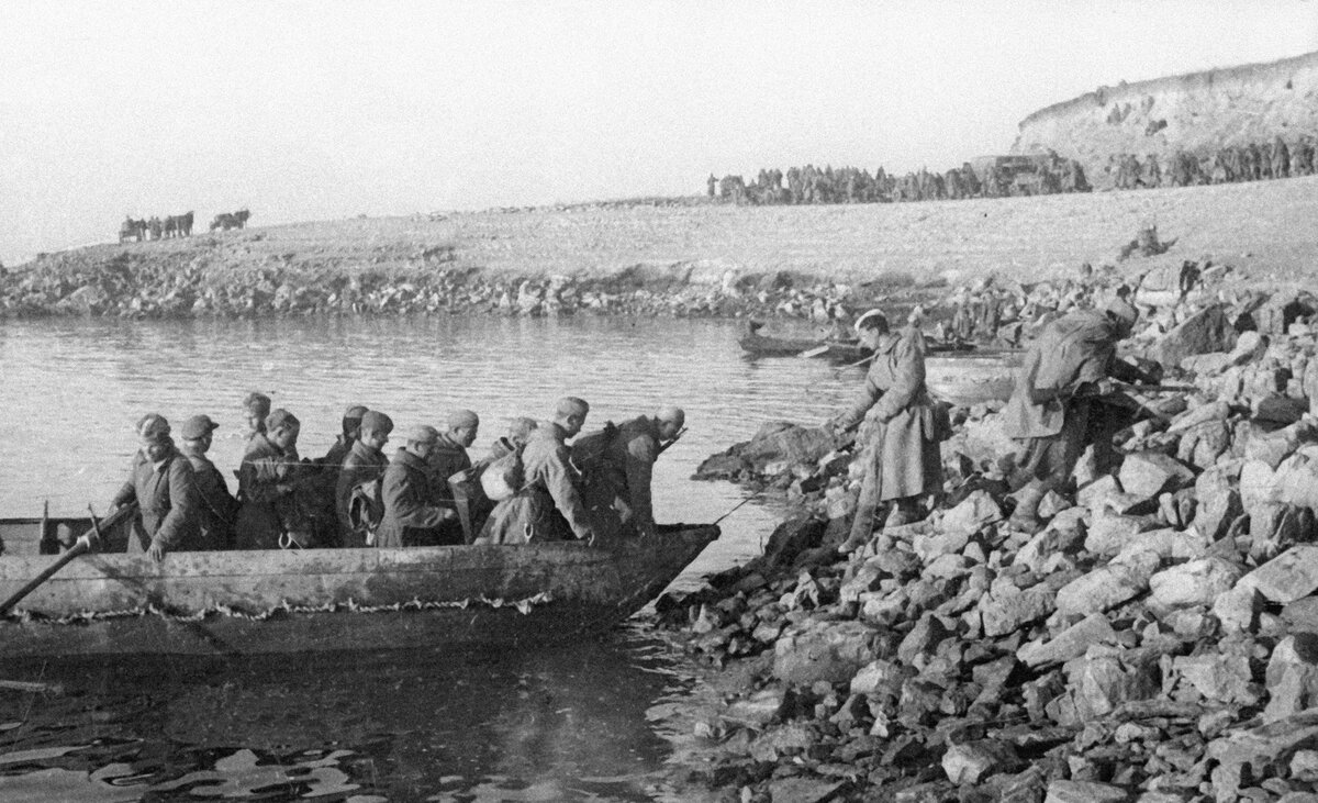    6 сентября 1943 года Ставка Верховного главнокомандования приказала главным силам Центрального фронта двигаться в направлении Чернигова. В сентябре части Центрального фронта форсировали Десну, освободив Нежин, Новгород-Северский и Чернигов, после чего вышли к Днепру / РИА Новости