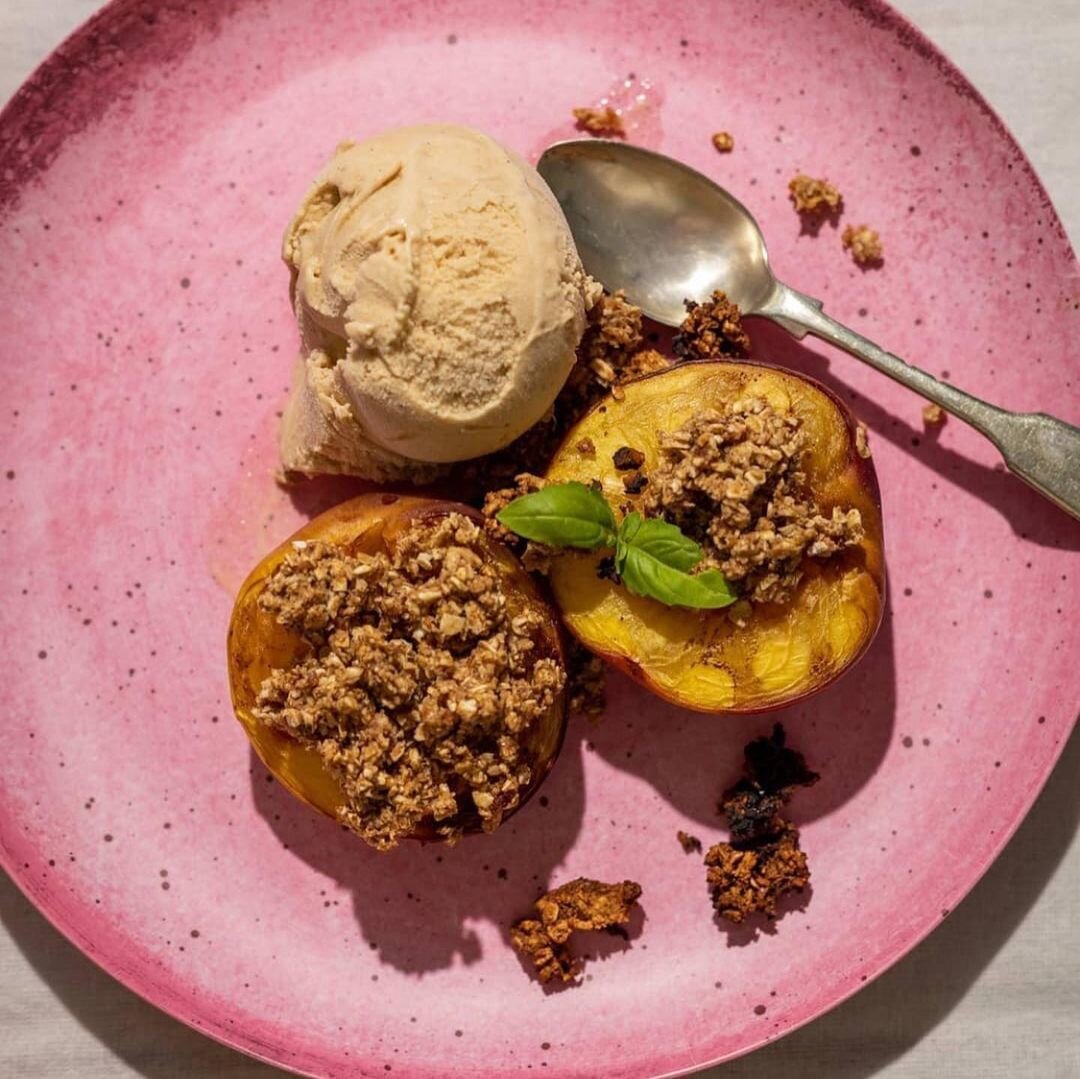 Десерт из нектаринов гриль с овсяной гранолой