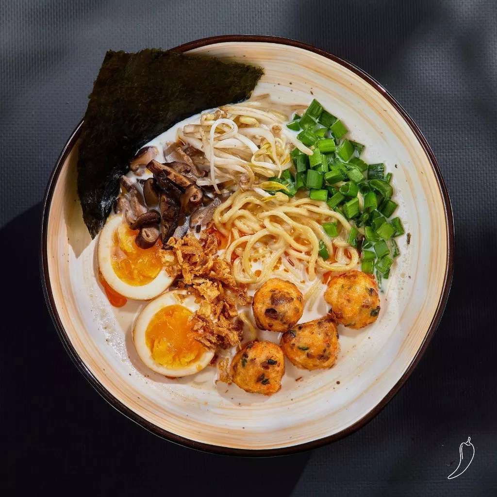 Фото взяла с сайта: https://asiatiq-ramen.ru/menu/syrnye-rameny/sirnii_ramen_s_chikenbolami_400 . Мы были очень голодные и быстро съели все блюда.