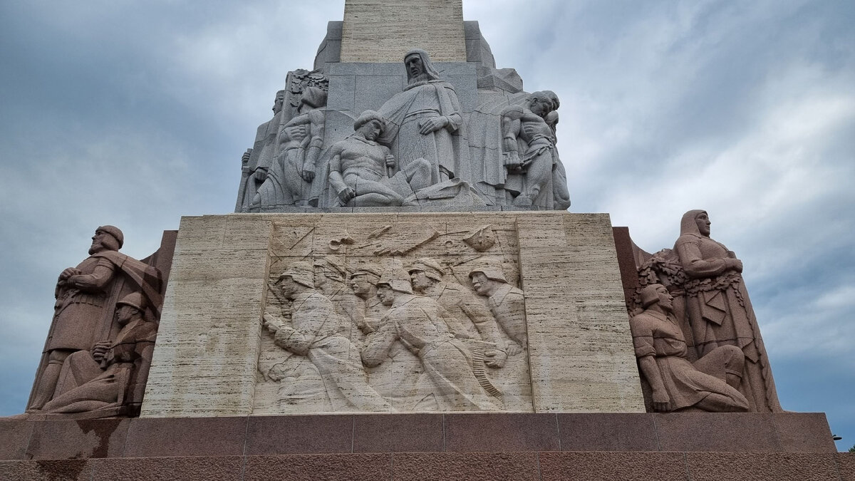 Русские на памятнике Свободы в Риге | Александр Ржавин | Дзен