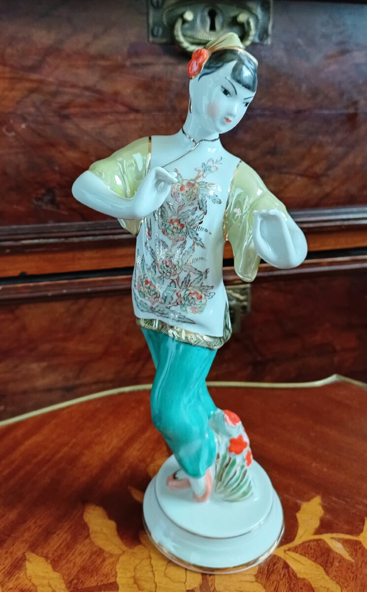 О.С. Артамонова. Тао Хоа в балете "Красный мак". Дмитровский фарфоровый завод. Личная коллекция Н. Ломоносовой.