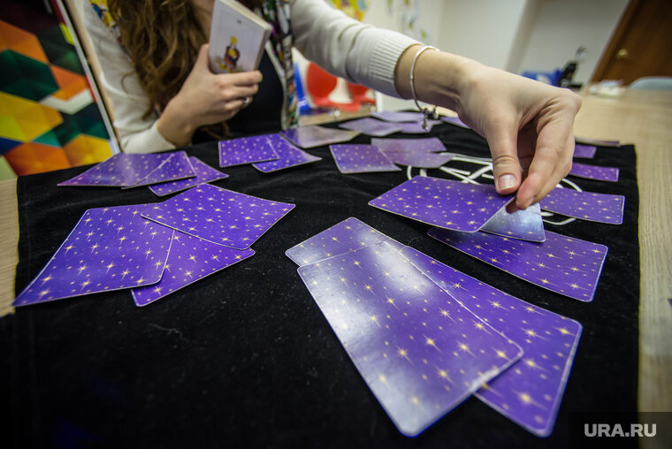    Гадалка представилась экспертом-эзотериком и запугала потерпевшую черной магией