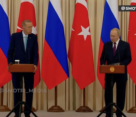 Оцените высоту трибунки Эрдогана. Его поставили в позу полупоклона.